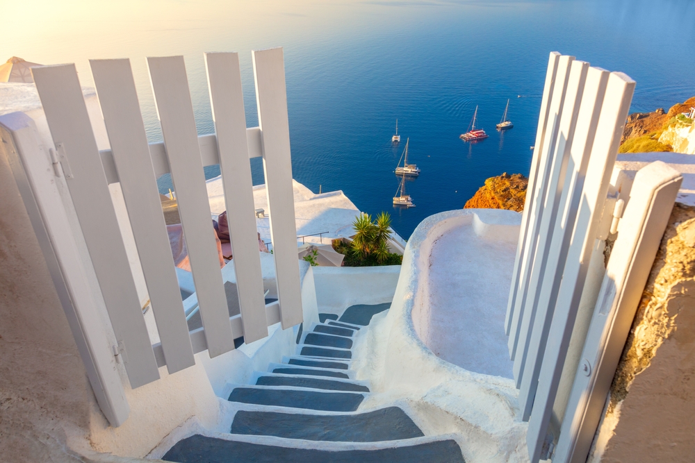 Amazing,Gate,To,Heaven.,Santorini,,Greece.,White,Architecture,,Open,Doors