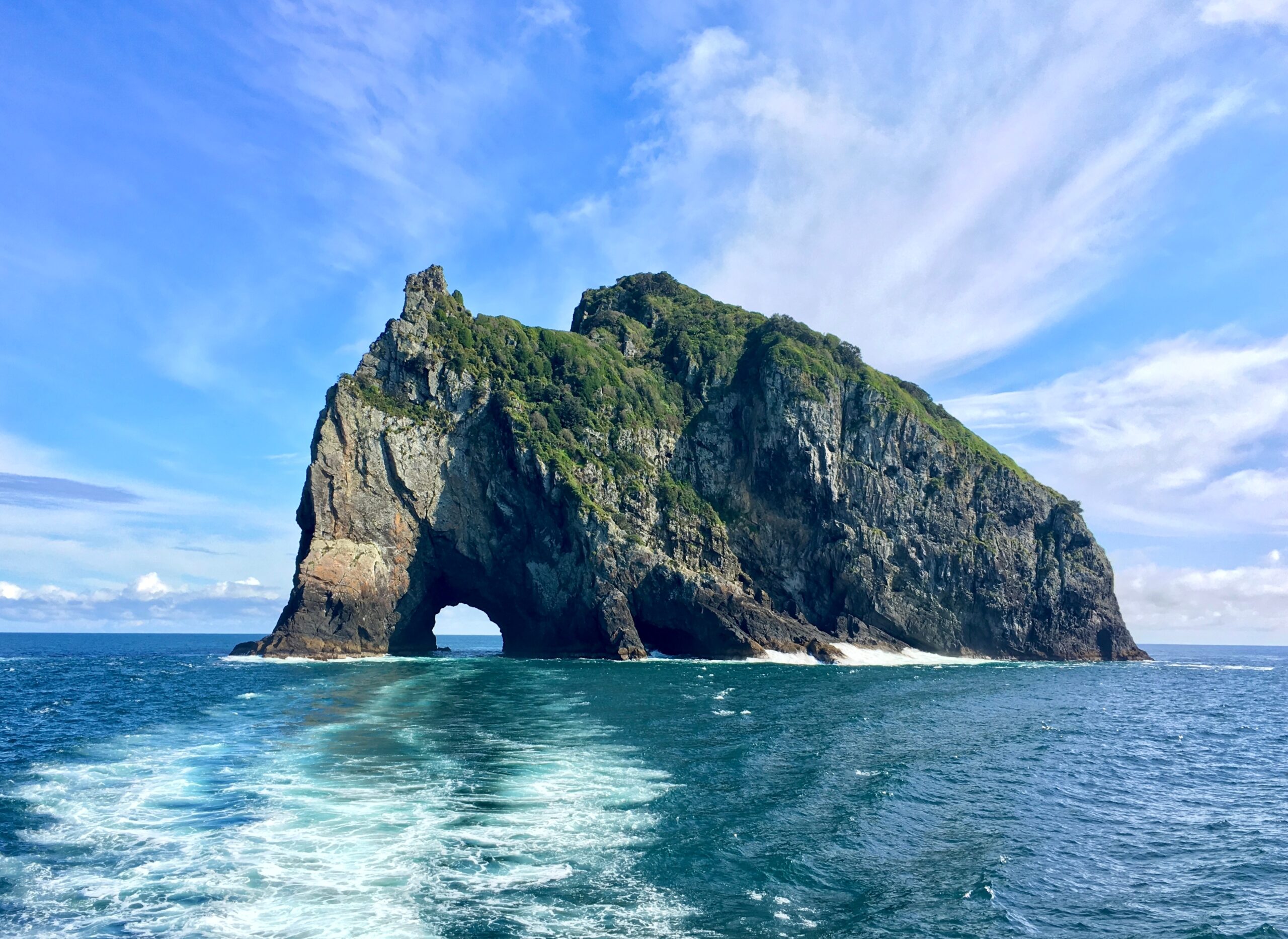 Bay,Of,Islands,,New,Zealand,-,Circa,2017:,Sailing,Through